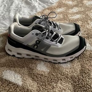 Size 8 women’s. Cloud tech. Like new, worn maybe 3 times.